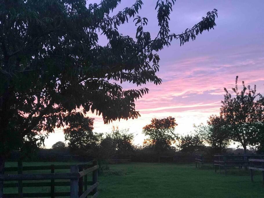 NewentBeautiful Rural Apt, Walking Distance To Three Choirs Vineyard/Brassiere Gloucestershireアパートメント エクステリア 写真